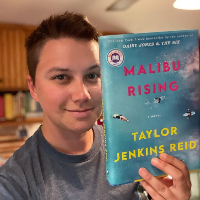 user image by @bwoznicareads, Malibu Rising - by Taylor Jenkins Reid
