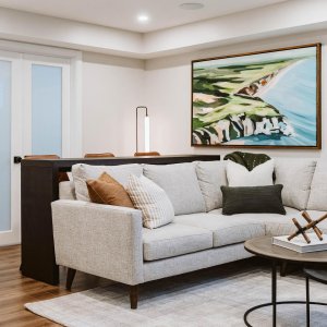 This beautiful commissioned artwork has special meaning for the homeowners and also provided us with the perfect jumping-off point for the overall colour palette. ⛳️ #stonebridgereno

🔨: custom_spaces_ottawa 
📸: randilynnecreative