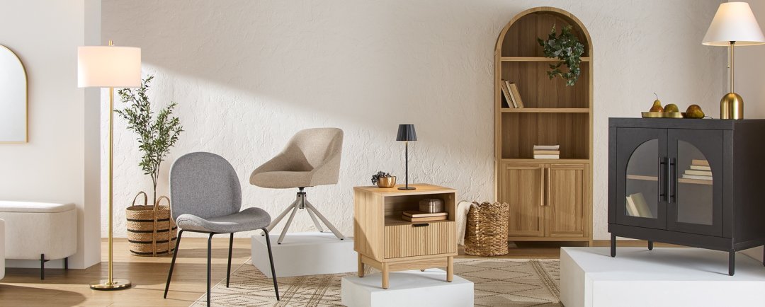 Shop Banc de rangement Canvas Picton, blanc, Lampadaire avec abat-jour cylindrique blanc CANVAS, Chaise de salle à manger moderne rembourrée en tis, Chaise de bureau pivotante Canvas Chester, écru, Table d'appoint Canvas Winkler, chêne, Bibliothèque arquée Canvas Stratford, chêne, Armoire CANVAS Hinton, noir, Lampe de table avec abat-jour conique en lin blanc and more