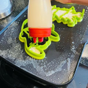 Making pancakes with The Grinch pancake molds 💚🫶 #thegrinch #grinch