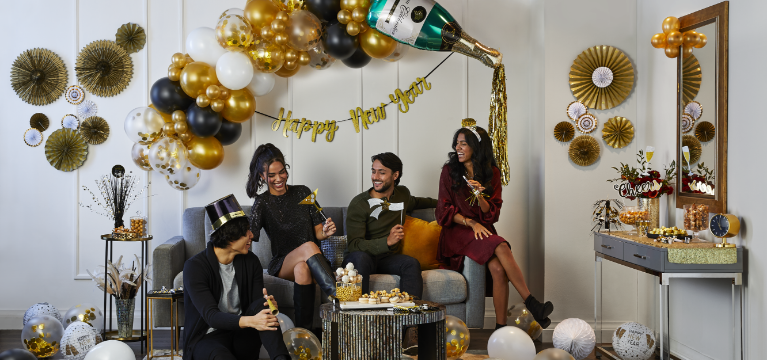 Shop Ballon en aluminium satiné bouteille de champagne For Vintage Good Times, vert/or 36 po, gonflement à l'hélium et ruban inclus, pour veille du jour de l'An/anniversaire, Trousse d'arche guirlande en ballon en latex rond transparent confetti, or/noir/argent, pour veille du jour de l'An/remise des diplômes, Banderole à lettres New Year scintillante, Get The Party Started New Year's Eve Party Kit for 25, Centre de table en fontaine du jour de l'An, argenté et doré, Mirlitons à franges métalliques noires et dorées, paq. 24, Décorations d'éventails en papier de luxe doré du diplômé and more