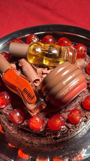 @spacenk&rsquo;s instagram video of Gisou Hair Perfume Cherry Chocolate,Gisou Lip Mask Cherry Chocolate,Gisou Honey Infused Lip Oil