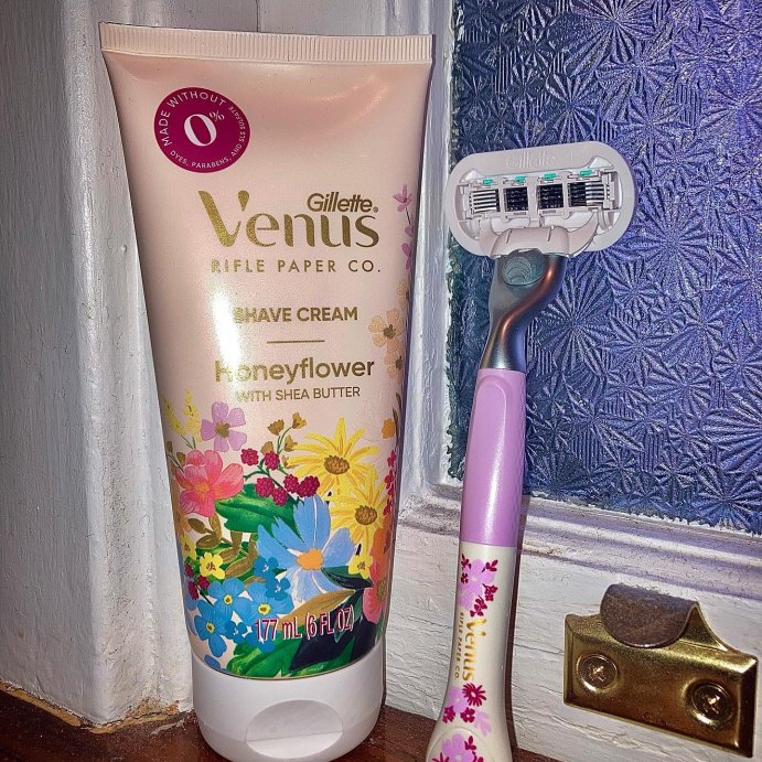 user image by @el_tries_interesting_products, Rifle Paper Co. + Venus Deluxe Smooth Sensitive Razor + 2 Refills