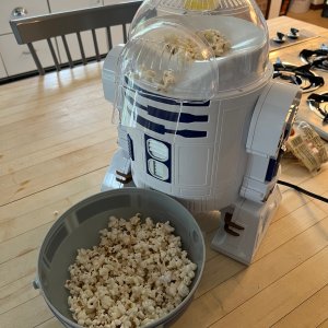 Uncanny Brands Star Wars R2D2 Popcorn Maker