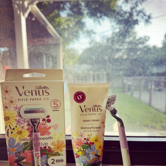 user image by @meandmylittlekaufdrops, Rifle Paper Co. + Venus Deluxe Smooth Sensitive Razor + 2 Refills