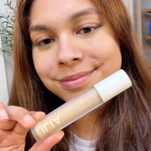 @spacenk&rsquo;s instagram video of Ilia Beauty Skin Blur Serum Concealer