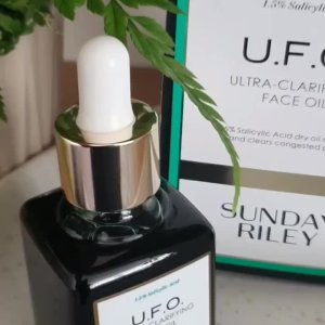 @samspeaksbeauty’s instagram video of Sunday Riley U.F.O. ULTRA-CLARIFYING OIL