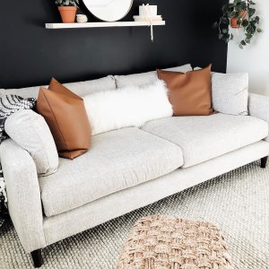 YOU GUYS, ITS HERE!!! We transformed our guest bedroom into a Cozy Den and I’m OBSESSED to say the very least. urbanBarn helped us create this space and I’m so so grateful! If you need to find me, I’ll be living on this Nixon sofa drinking hot cocoa ✌🏼Also, Check out my blog post (link in my bio) sharing the whole transformation and you’ll also get early access to see this space decorated for Christmas!! AHHH!! okay what do you think?! Do you love it as much as we do? #RightAtHome #frankieandgraepresets
.
.
.
.
.
.
#doingneutralright
#ourlayeredhome 
#pocketofmyhome 
#makehomematter 
#scandinavianhome 
#myinspiredhouse 
#inspiremehomedecor 
#minimalhome 
#darlinghome 
#showusyourdecor 
#mycovetedhome 
#mydecorvibe 
#makehomeyours 
#finditstyleit 
#myhousebeautiful 
#apartmenttherapy 
#homegoodshappy 
#darlingweekend 
#morningslikethese 
#earthinspiredhome
#howwedwell