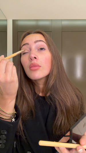 Lily Raindle &rsquo;s mediaimport video of Laura Mercier Caviar Eyeshadow Quad