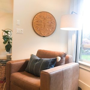 I’m super happy with my new tobacco coloured leather chair for my quiet corner. Perfect for an Autumn day and I love how it works with my Noel Brown carving. 
#kylieminteriors #kyliemedesign #firstnationsart #urbanbarn #myurbanbarn #leatherchair