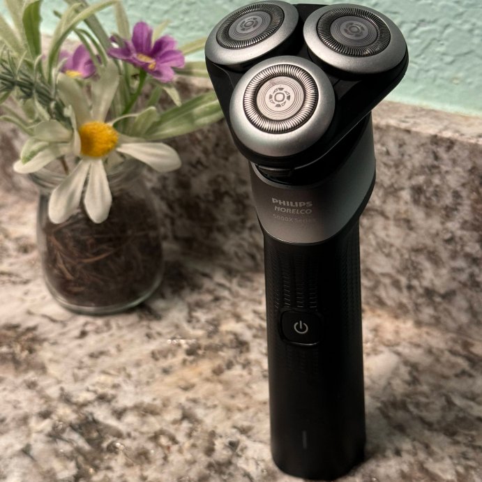user image by Beth, Philips Norelco Series 5000 Wet &#38; Dry Men&#39;s Rechargeable Electric Shaver - X5004/84
