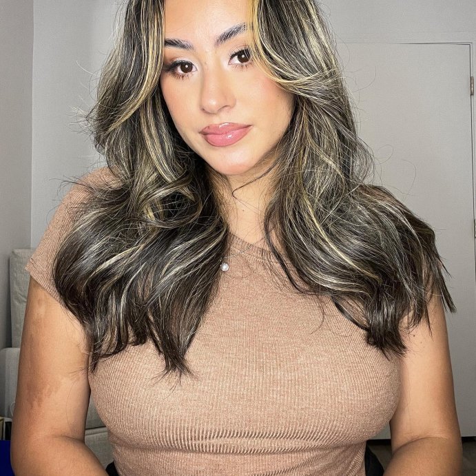user image by @lauradanielamakeup1, essence  Extreme Shine Volume Lipgloss - 0.17 fl oz