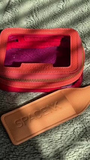Isabella Guntrip&rsquo;s mediaimport video of Space NK Mini Travel Bag Flamingo Pink