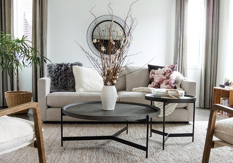 Shop Canapé Berg personnalisé, Table basse Darwin -Muse fumée, Table d'appoint Darwin -Muse fumée, Fauteuil Simcoe -Marcie brouillard, Vase moyen Gianna blanc, Miroir mural Jones, Coussin pivoine Baroness 20x20 noir/rose, Coussin enneigé Mongolian 20x20 po pavé, Coussin sherpa Homestead 20x20 crème, Tapis Shiva 96x120 jute and more