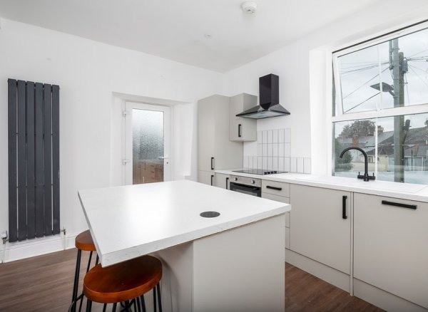 Greenwich Sandstone Kitchen | Fitted Kitchen | Howdens