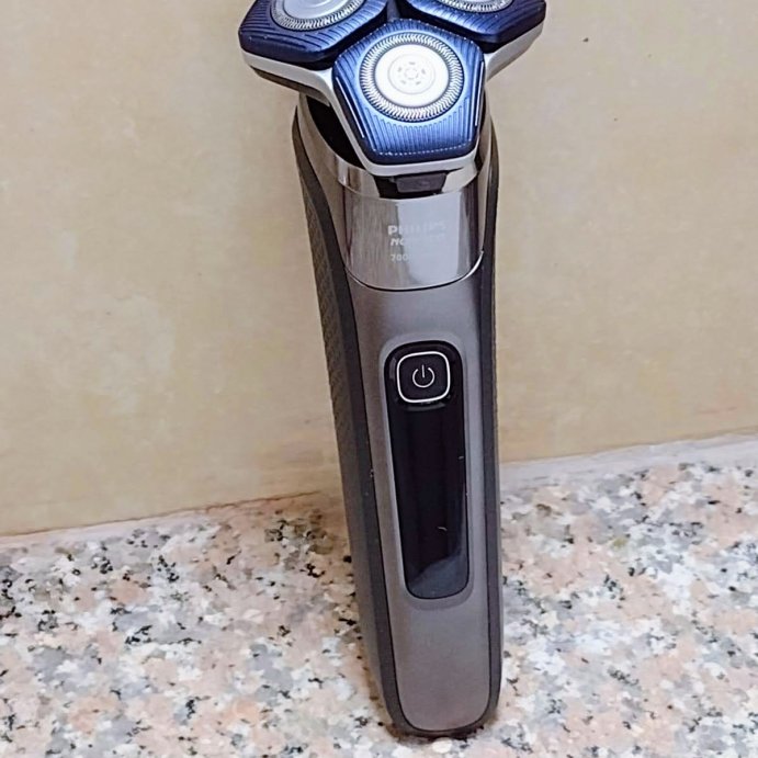 user image by Varun, Philips Norelco Series 7200 Wet &#38; Dry Men&#39;s Rechargeable Electric Shaver - S7887/82
