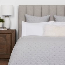 Shop Couvre-lit Sadler gris pâle and more