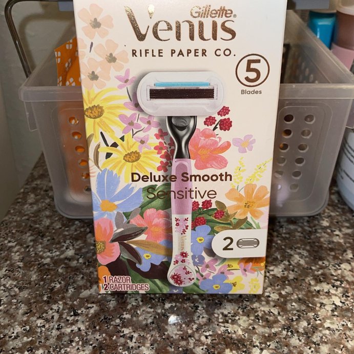 user image by @vale_vale_1993_influencer, Rifle Paper Co. + Venus Deluxe Smooth Sensitive Razor + 2 Refills