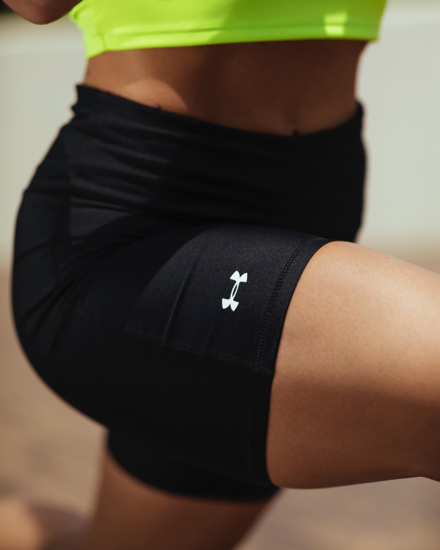 Under Armour UA HG Armour Middy - Short de Sport Confortable avec  Technologie Anti-Odeur, Short de Compression au séchage Rapide - UA HG  Armour Middy - Femme