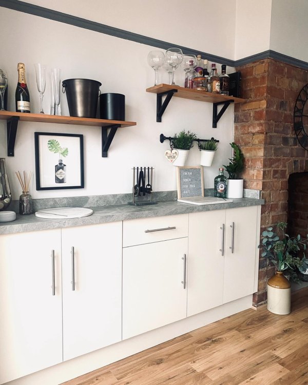 Greenwich White Smooth Handleless Kitchen | Howdens