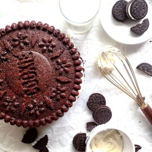 Sandwich Cookie Cake Pans: Bake a cake that looks like a gigantic