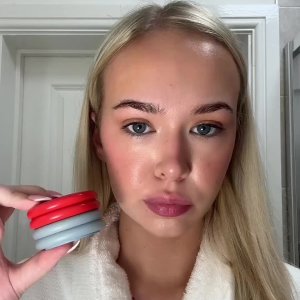 Harriet Donachy&rsquo;s mediaimport video of Simihaze Beauty Solar Tint Blush Duo,Simihaze Beauty Colour Glaze Lip and Cheek Pigment,Simihaze Beauty Super Slick Lip Balm,Simihaze Beauty Hydra Melt Dewy Skin Balm