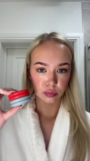 Harriet Donachy&rsquo;s mediaimport video of Simihaze Beauty Solar Tint Blush Duo,Simihaze Beauty Colour Glaze Lip and Cheek Pigment,Simihaze Beauty Super Slick Lip Balm,Simihaze Beauty Hydra Melt Dewy Skin Balm