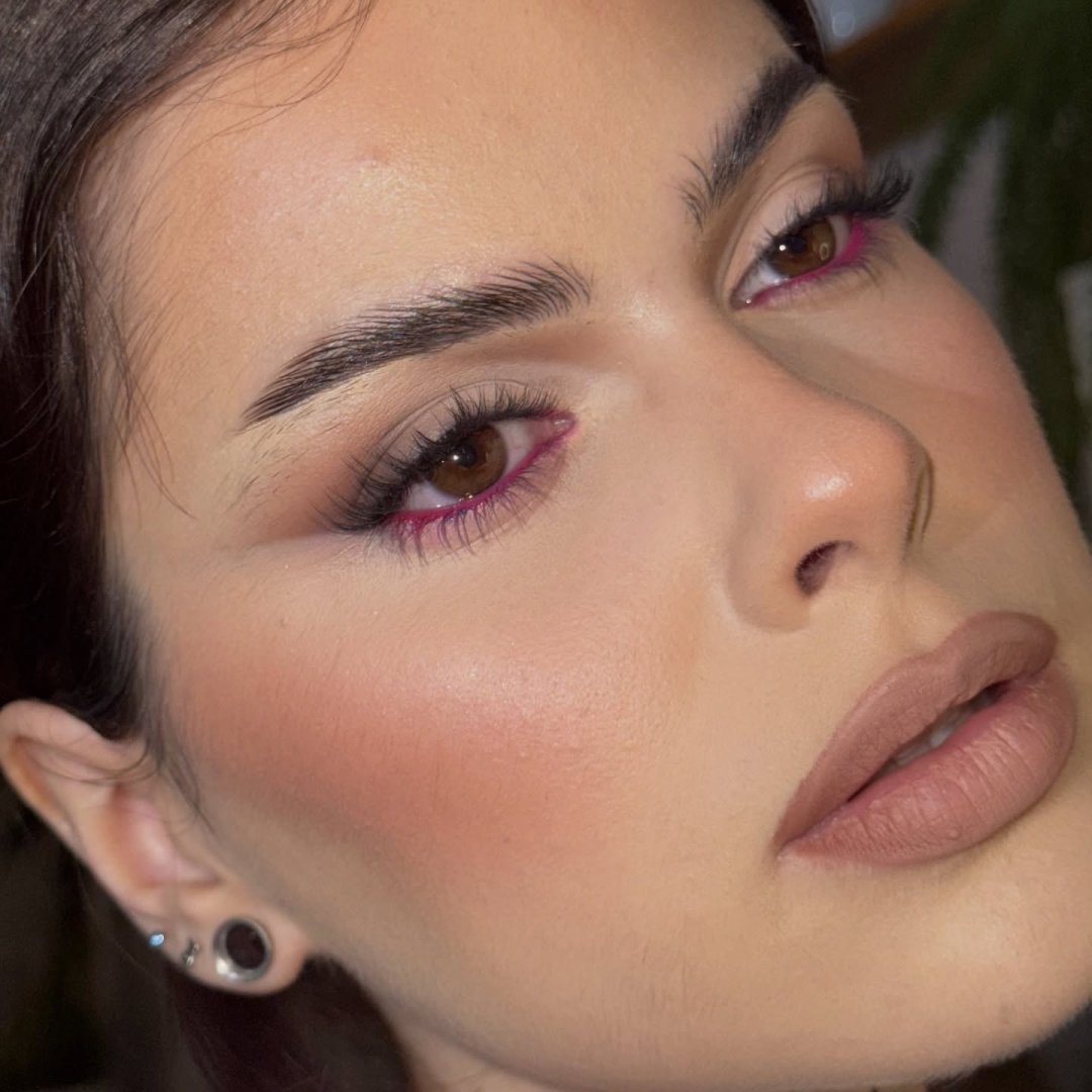 Descubra a essência lápis labial 8h MATTE comfort Classic Red on-line