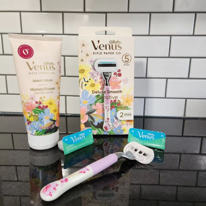 user image by @eirwrecka315, Rifle Paper Co. + Venus Deluxe Smooth Sensitive Razor + 2 Refills