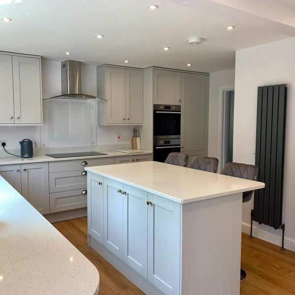 Halesworth Dove Grey Kitchen | Fitted Kitchens | Howdens