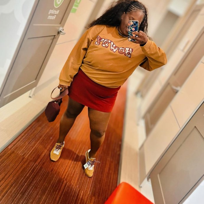 user image by @kolo_kouture, Women's Howdy Cow Graphic Sweatshirt - Brown