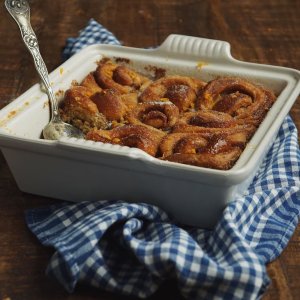 Le Creuset Heritage Stoneware Shallow Square Covered Baker, 2-Qt.