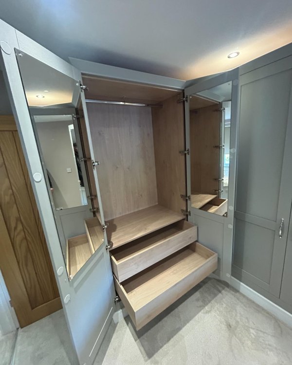 Halesworth Dove Grey Bedroom | Fitted Bedrooms | Howdens