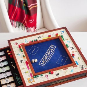 Fan de Monopoly, il crée un jeu personnalisé pour la demander en mariage - Télé-Loisirs