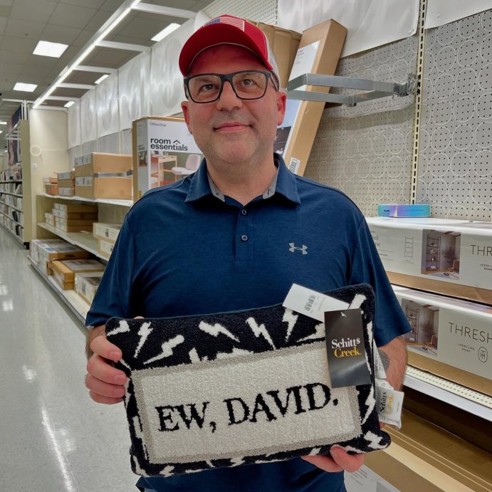 user image by @tammytutterow, Schitt&#39;s Creek &#39;Ew, David.&#39; Throw Pillow Black