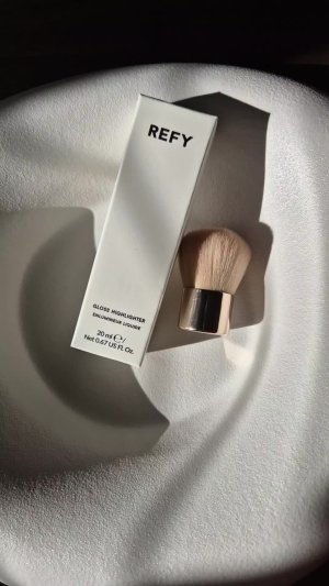 Ichhmini_skincare Christiana ’s mediaimport video of Refy Gloss Highlighter - Topaz