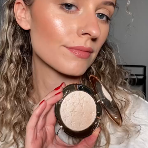 Glow by KT&rsquo;s mediaimport video of Charlotte Tilbury Hollywood Glow Glide Architect Highlighter