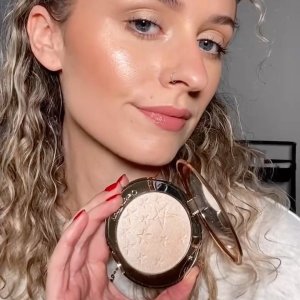 @spacenk&rsquo;s instagram video of Charlotte Tilbury Hollywood Glow Glide Architect Highlighter
