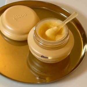 @spacenk&rsquo;s instagram video of Gisou Honey Glaze Collagen Therapy Lip Mask