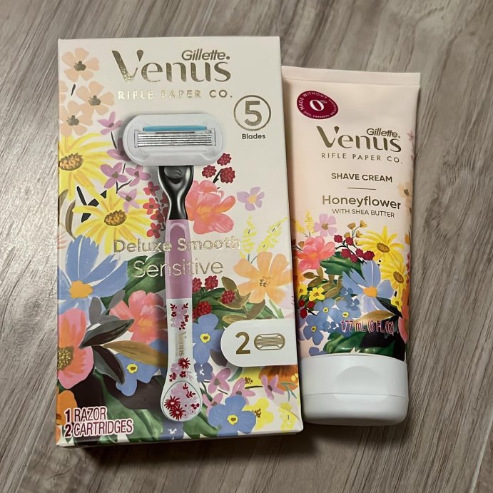 user image by @allicelleri, Rifle Paper Co. + Venus Deluxe Smooth Sensitive Razor + 2 Refills