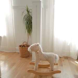 木馬　アメリカのpottery barn kidsブランド Horse Plush Nursery Rocker with Sound | Pottery Barn Kids