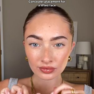 @spacenk&rsquo;s instagram video of KOSAS Mini Revealer Super Creamy + Brightening Concealer