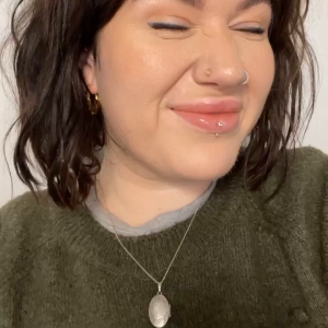 faceswithem.j&rsquo;s mediaimport video of Charlotte Tilbury Hollywood Glow Glide Architect Highlighter