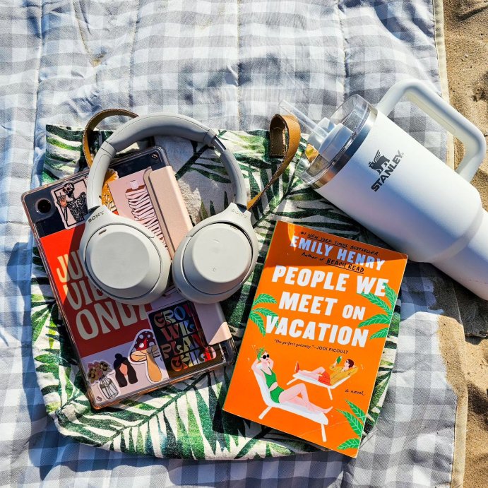 user image by @bookswithamberandjess, People We Meet on Vacation - by Emily Henry