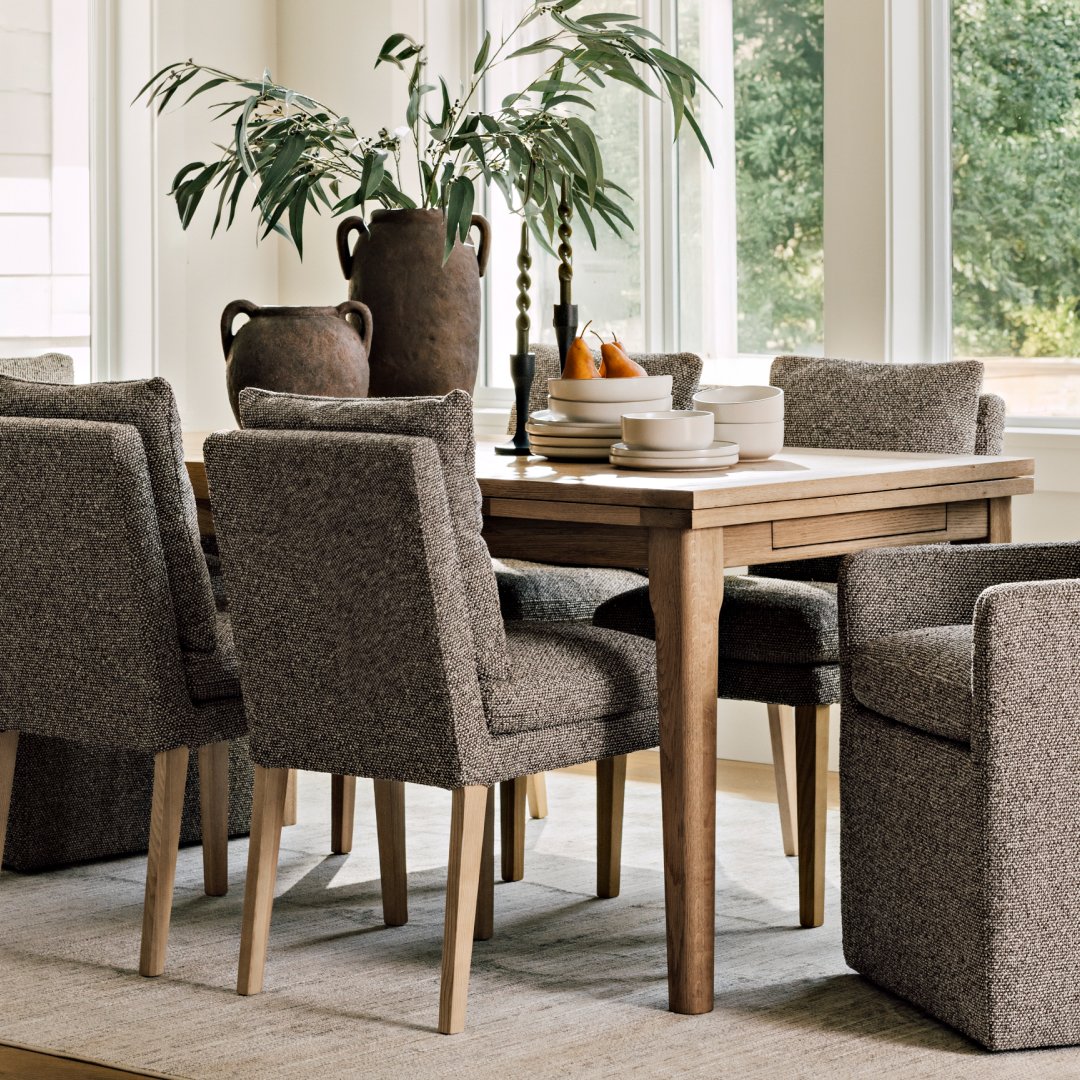 Shop Branche de feuilles gumnut Shay, Tapis Olie 63x90 multi, Chaise Harland -Gower terre, Chaise d’hôte Harland -Gower terre, Table à rallonge Carlisle (71-110 po), Service de vaisselle Pym 16 pièces sable, Grand vase Merrill brun, Petit vase Merrill brun, Grand bougeoir Baffin noir, Petit bougeoir Baffin noir and more