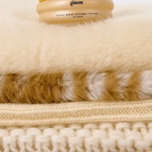 @spacenk&rsquo;s instagram video of Gisou Honey Glaze Collagen Therapy Lip Mask