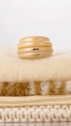 @spacenk&rsquo;s instagram video of Gisou Honey Glaze Collagen Therapy Lip Mask