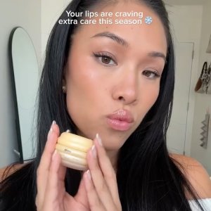 @spacenk&rsquo;s instagram video of Gisou Honey Glaze Collagen Therapy Lip Mask