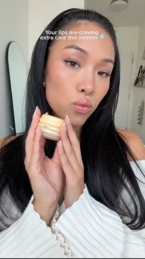 @spacenk&rsquo;s instagram video of Gisou Honey Glaze Collagen Therapy Lip Mask