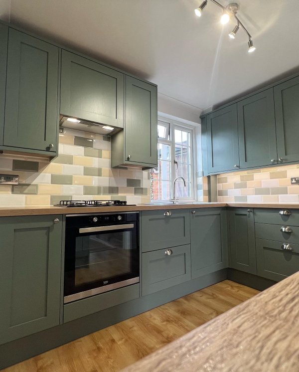 Reed Green Handleless Kitchen Howdens
